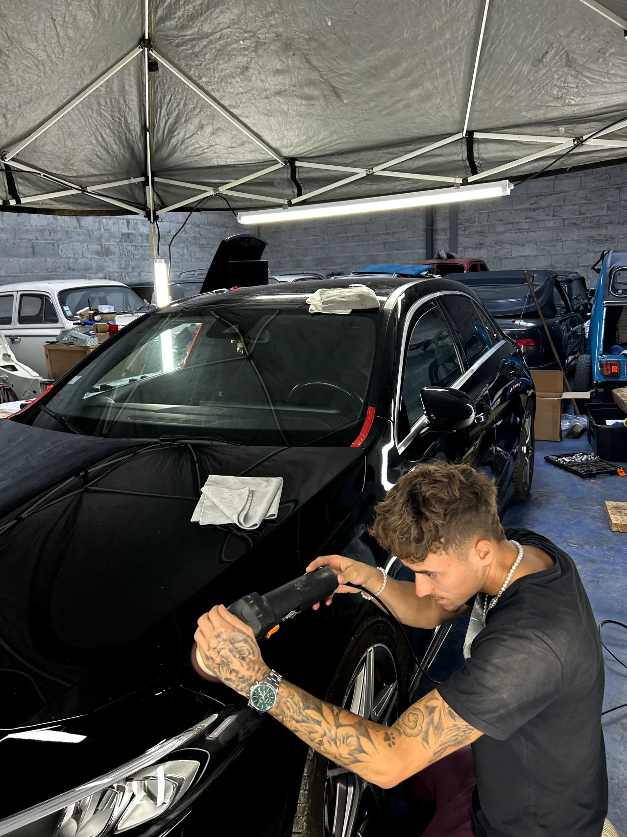 Véhicule en cours de detailing